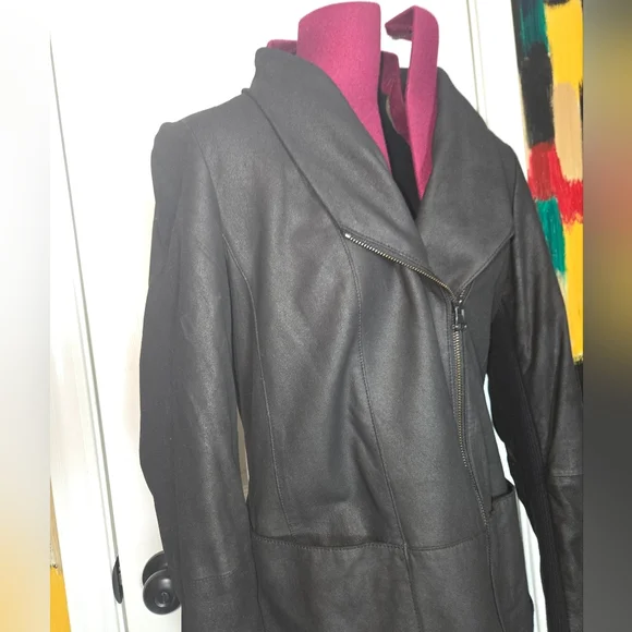 Vince. Black Leather Medium Asymmetrical Light Jacket - Picture 2 of 8